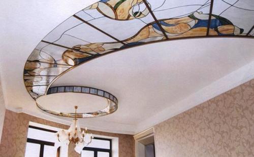 Потолочный витраж!  Витраж в интерьере богатую историю имеет. 05