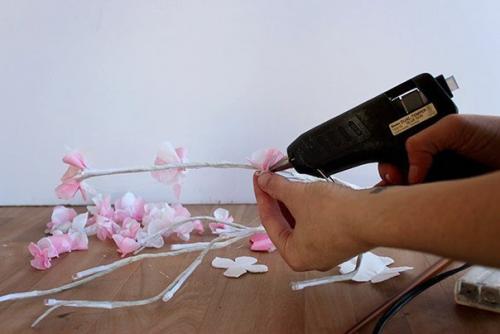 Веточка светящейся цветущей вишни из бумаги. 06