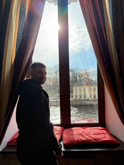 Когда я выбираю место, где остановиться в путешествии, для меня важны три пункта: исторический центр города, приятный интерьер и вид из окна. 01