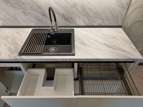 В жизни любой хозяйки наступает тот момент, когда старая кухня совсем уже не радует глаз своим видом. 05