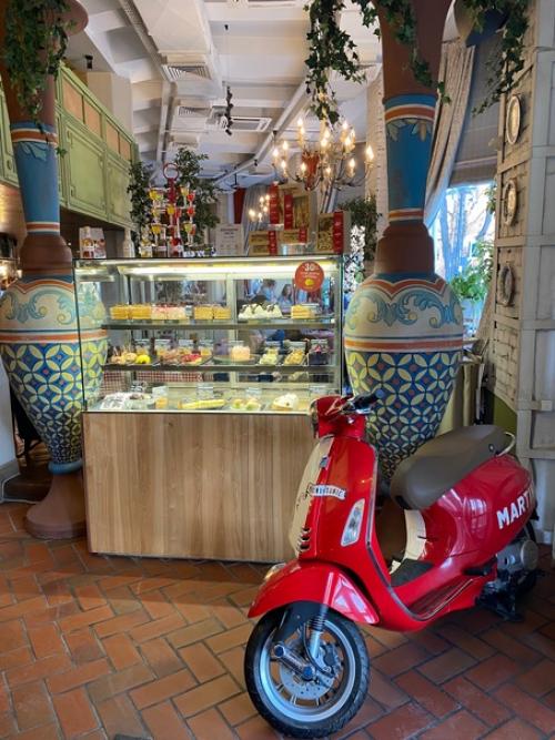 Традиционно отметил свой день рождения в кругу семьи. 02