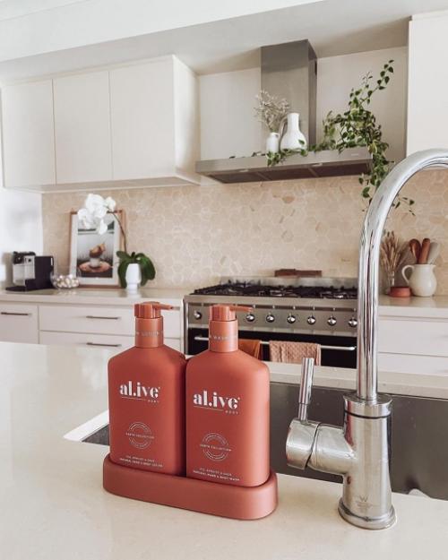 Современный скандинавский дом с мебелью икеа и зелёными растениями. 06