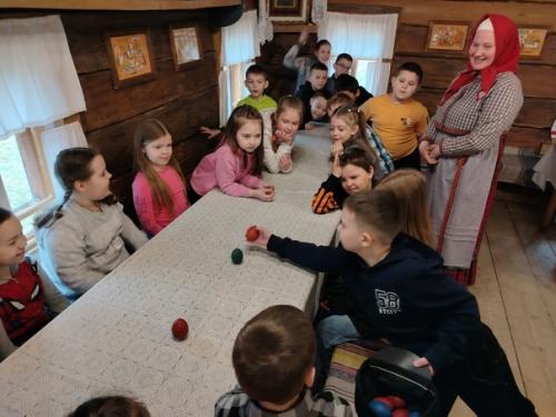 Классная поездка!  Ученики 1 в класса с классным руководителем и родителями посетили архитектурно - этнографический музей Семёнково. 04