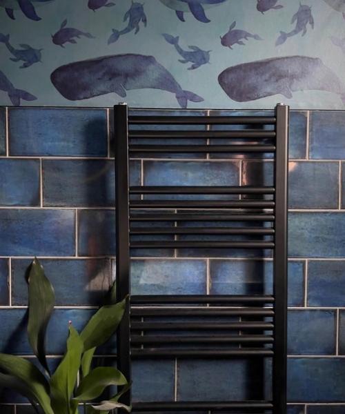 Полностью синяя ванная комната - это смело, красиво и очень необычно. 02