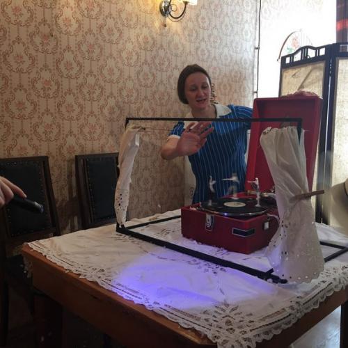 Когда-то это была обычная питерская коммуналка: вход в арку с набережной, двор - колодец, высокий третий этаж. 04