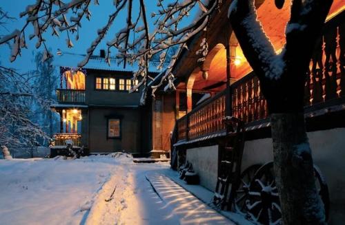 Новгородский строитель.  Русская печь, баня и сказочные росписи: терем в Мышкине. 05