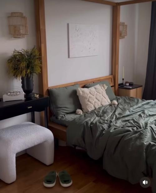 Эстетика нетипичного интерьера с черными стенами и уютными деталями Ксюши Kseniyafilimonova. 06