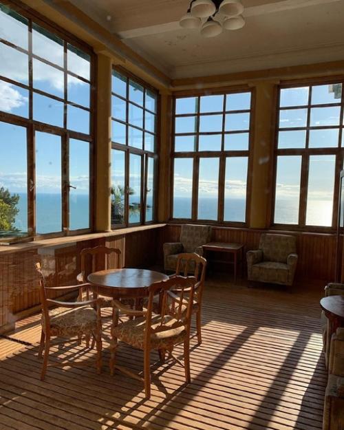 Летняя резиденция Сталина в Абхазии Холодная Речка находится на скале и с одной стороны обрывается к черному морю с высоты 330 метров. 05