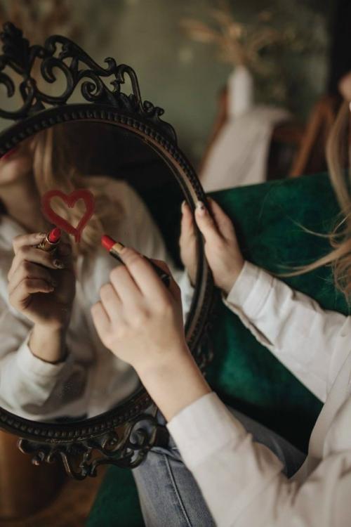 Васту рассматривает зеркало не как декор, а как усилитель энергии пространства.  