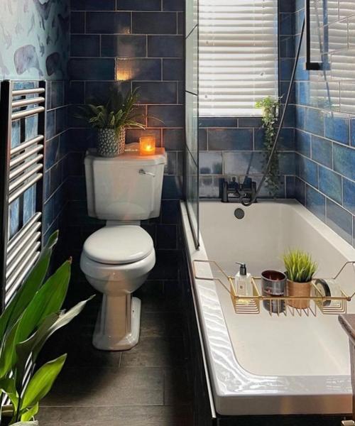 Полностью синяя ванная комната - это смело, красиво и очень необычно. 03