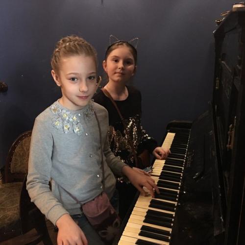 Когда-то это была обычная питерская коммуналка: вход в арку с набережной, двор - колодец, высокий третий этаж. 02