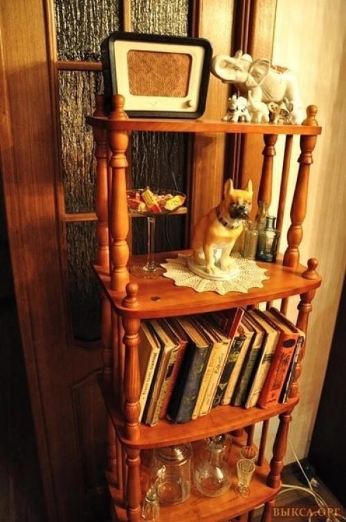 Этажерку в сарае нашли, починили и в дом принесли. 02