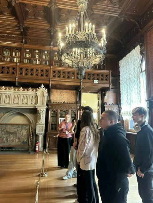 /9 А в эрмитаже/. 09