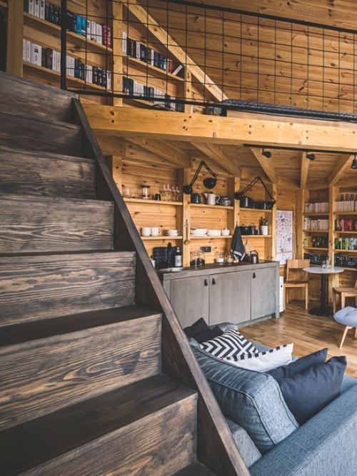 Домик на КРАЮ леса со ставнями во всю стену. 03