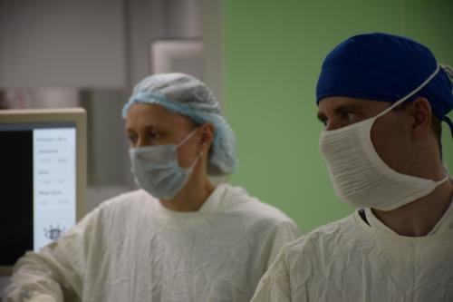 Свердловские врачи напоминают родителям перед жаркими выходными о рисках падения детей из открытых окон. 01