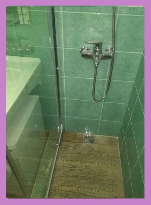 Делали ремонт для бабушки, ванну принимать ей по состоянию здоровья не удобно, поэтому сделали душ. 02