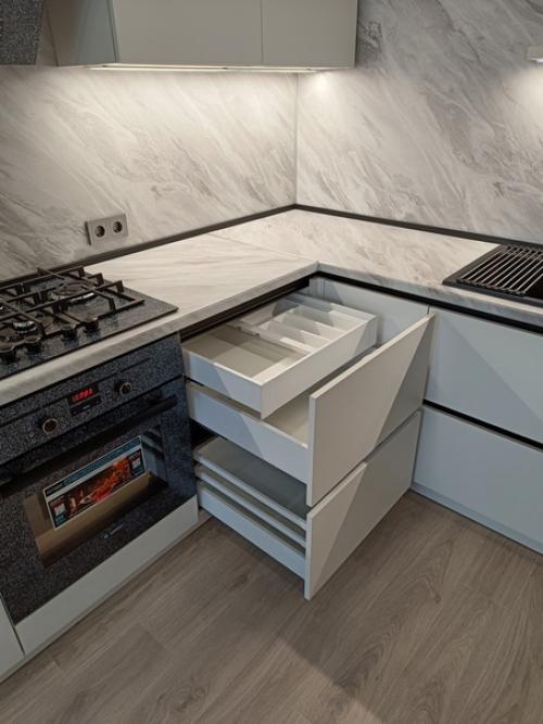 В жизни любой хозяйки наступает тот момент, когда старая кухня совсем уже не радует глаз своим видом. 07