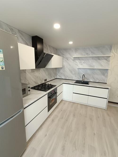 В жизни любой хозяйки наступает тот момент, когда старая кухня совсем уже не радует глаз своим видом. 02