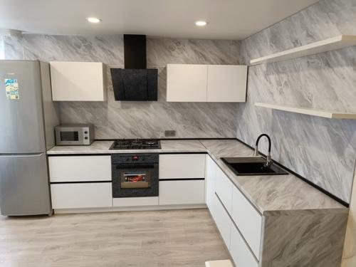 В жизни любой хозяйки наступает тот момент, когда старая кухня совсем уже не радует глаз своим видом. 01