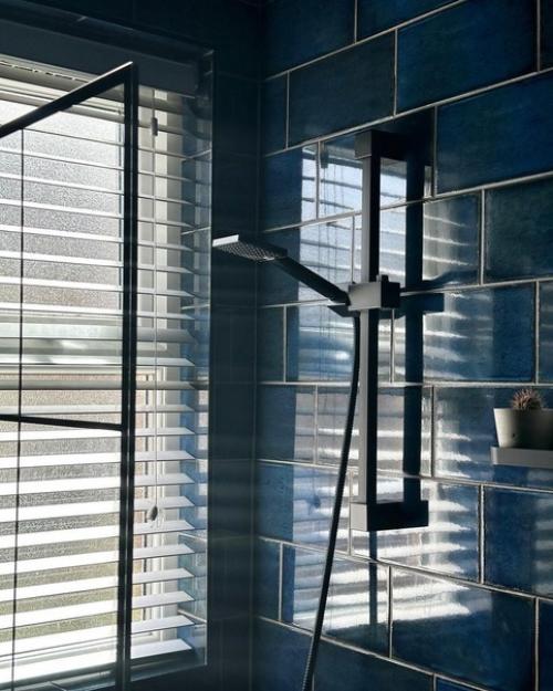 Полностью синяя ванная комната - это смело, красиво и очень необычно. 05