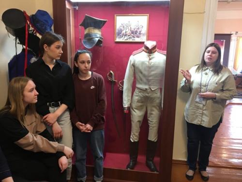 8 апреля 2022 г. тематический классный час в 191 сд группе был проведен в доме - музее декабристов. 03