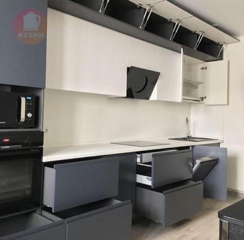 Кухни с антресолями - мы сравним все за и против. 05