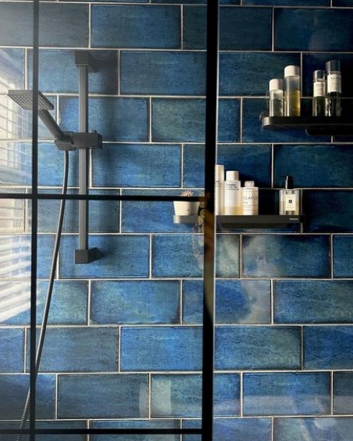 Полностью синяя ванная комната - это смело, красиво и очень необычно. 06