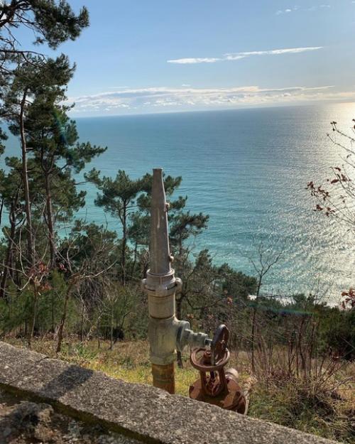 Летняя резиденция Сталина в Абхазии Холодная Речка находится на скале и с одной стороны обрывается к черному морю с высоты 330 метров. 04