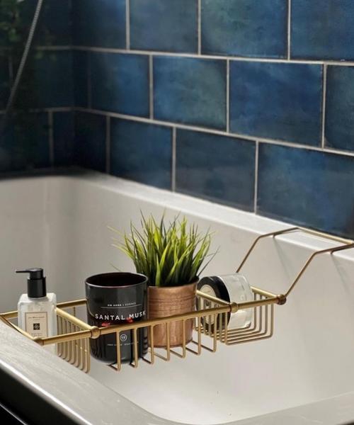 Полностью синяя ванная комната - это смело, красиво и очень необычно. 04