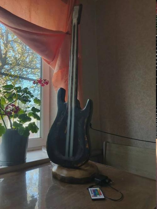 Это очень атмосферная вещь для музыкантов, ценителей рока или уютных интерьеров в стиле бохо/кантри. 
