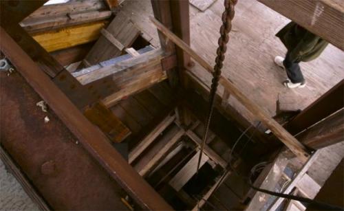 Мужчина в одиночку построил массивную хижину высотой 55 метров в лесах Аляски. 07