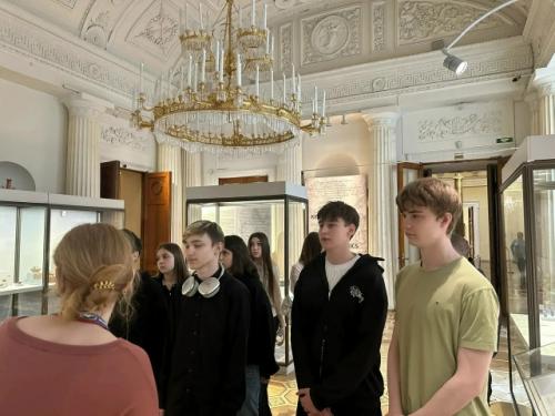 /9 А в эрмитаже/. 08