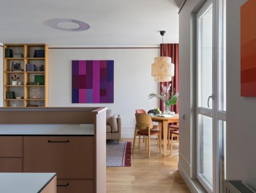 Какой интересный интерьер с ненавязчивым акцентом цвета фуксии. 03