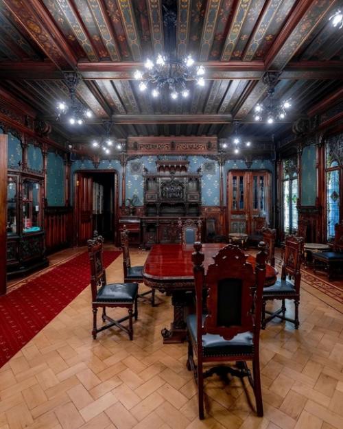 Шикарный интерьер находится в доме Елисеевых на невском проспекте - ореховая гостиная, выполненная в стиле французского ренессанса. 02