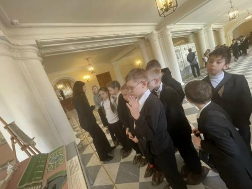 Учащиеся 3-3 класса побывали в большом петергофском дворце! 02