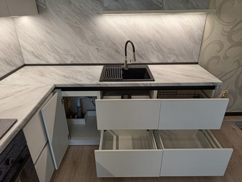 В жизни любой хозяйки наступает тот момент, когда старая кухня совсем уже не радует глаз своим видом. 03