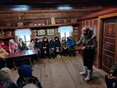Классная поездка!  Ученики 1 в класса с классным руководителем и родителями посетили архитектурно - этнографический музей Семёнково. 02