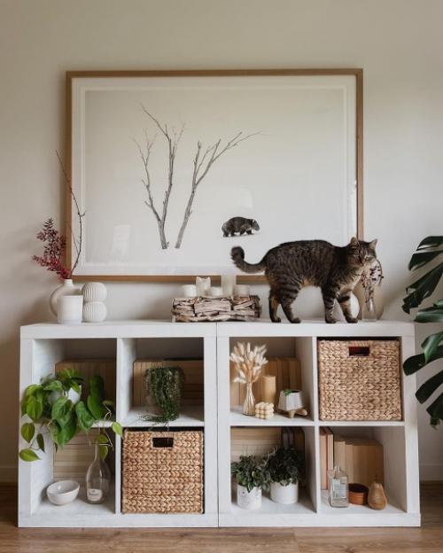 Современный скандинавский дом с мебелью икеа и зелёными растениями. 08