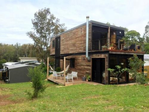 Австралиец превратил 4 грузовых контейнера в современный дом. 07