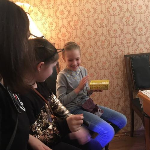 Когда-то это была обычная питерская коммуналка: вход в арку с набережной, двор - колодец, высокий третий этаж. 03