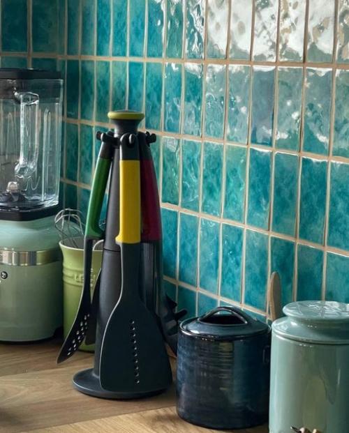 Плитка с эффектом водной глади на кухне. 04