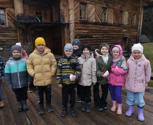 Классная поездка!  Ученики 1 в класса с классным руководителем и родителями посетили архитектурно - этнографический музей Семёнково. 08