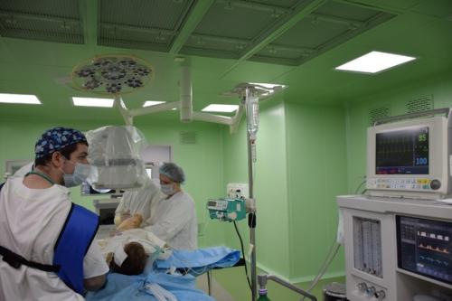 Свердловские врачи напоминают родителям перед жаркими выходными о рисках падения детей из открытых окон. 02