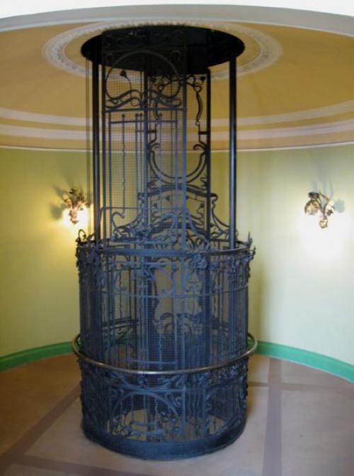 Работающий старинный лифт в доме купца муяки. 02