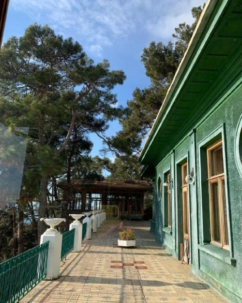 Летняя резиденция Сталина в Абхазии Холодная Речка находится на скале и с одной стороны обрывается к черному морю с высоты 330 метров. 02