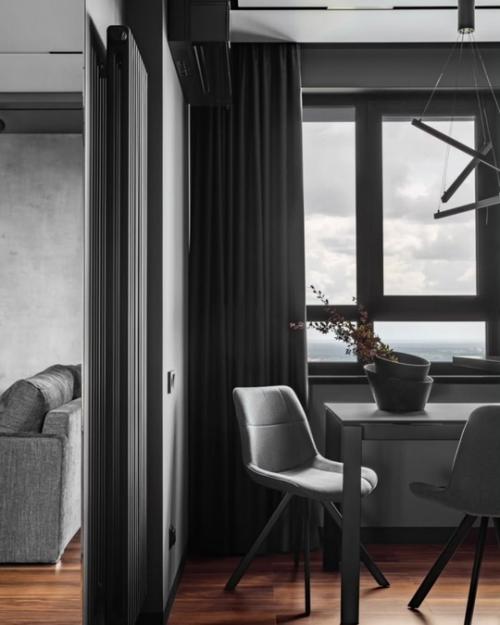 Многие боятся темных интерьеров, но на деле в таком пространстве складывается уютная атмосфера, в которой комфортно находиться. 01