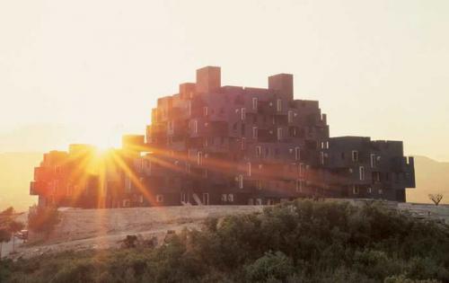 Архитектура.  Жилой комплекс Замок Кафки был построен по проекту испанского архитектора Рикардо боффила. 01