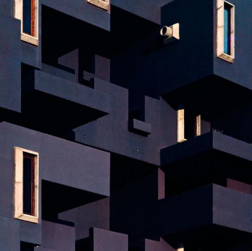 Архитектура.  Жилой комплекс Замок Кафки был построен по проекту испанского архитектора Рикардо боффила. 07