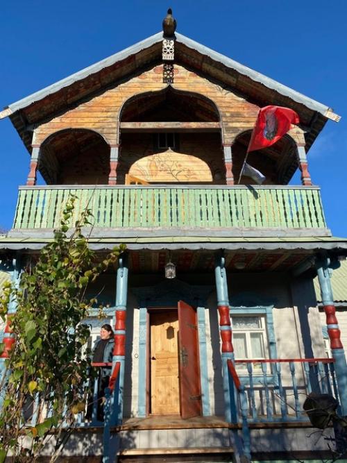 Новгородский строитель.  Русская печь, баня и сказочные росписи: терем в Мышкине. 01