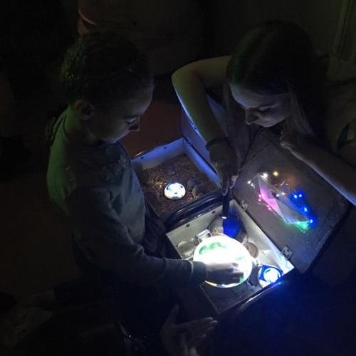 Когда-то это была обычная питерская коммуналка: вход в арку с набережной, двор - колодец, высокий третий этаж. 01